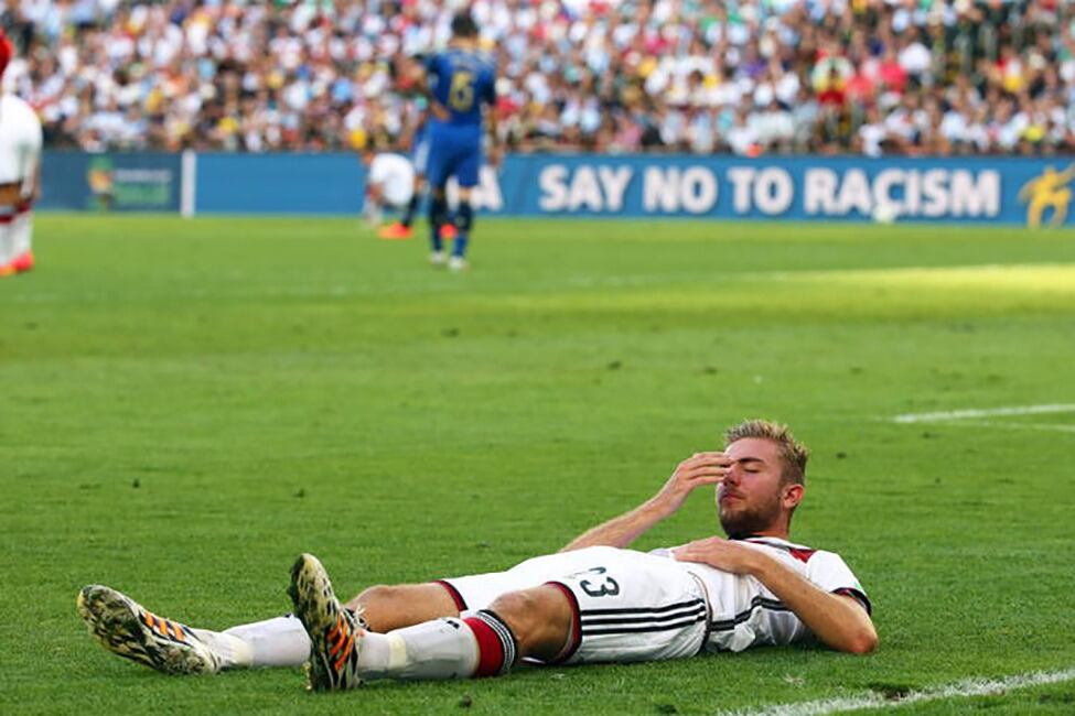 Kramer tirado en el césped del estadio Maracaná