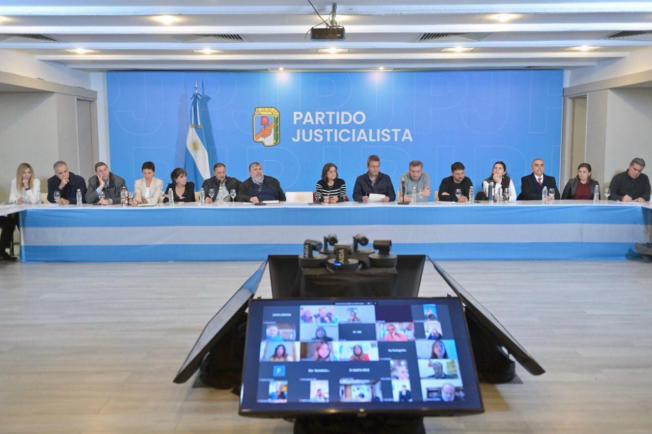 Los dirigentes del peronismo, reunidos en la sede del Partido Justicialista.