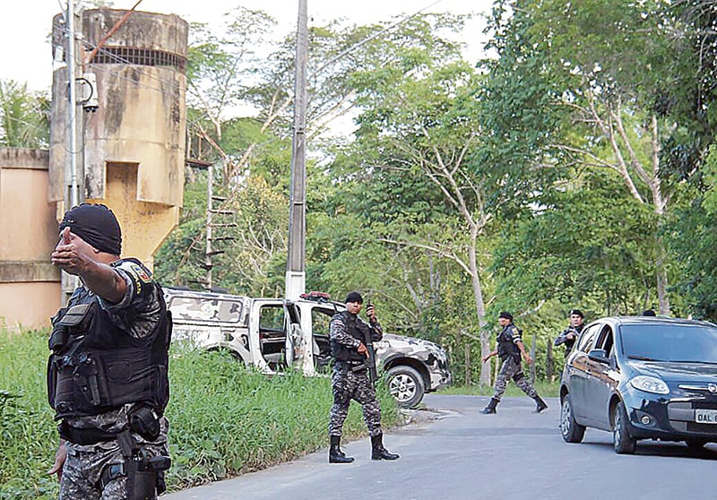 La Policía Militar rodeó el penal pero no tuvo posibilidad de acceso, mientras desde dentro arrojaban cadáveres decapitados.