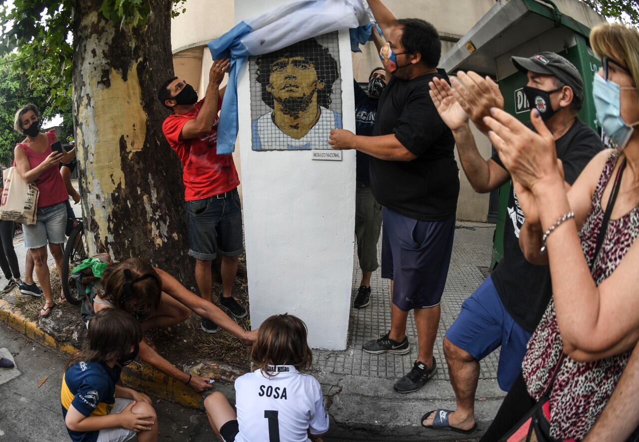 El mural en mosaico, con la imagen de Diego Maradona.