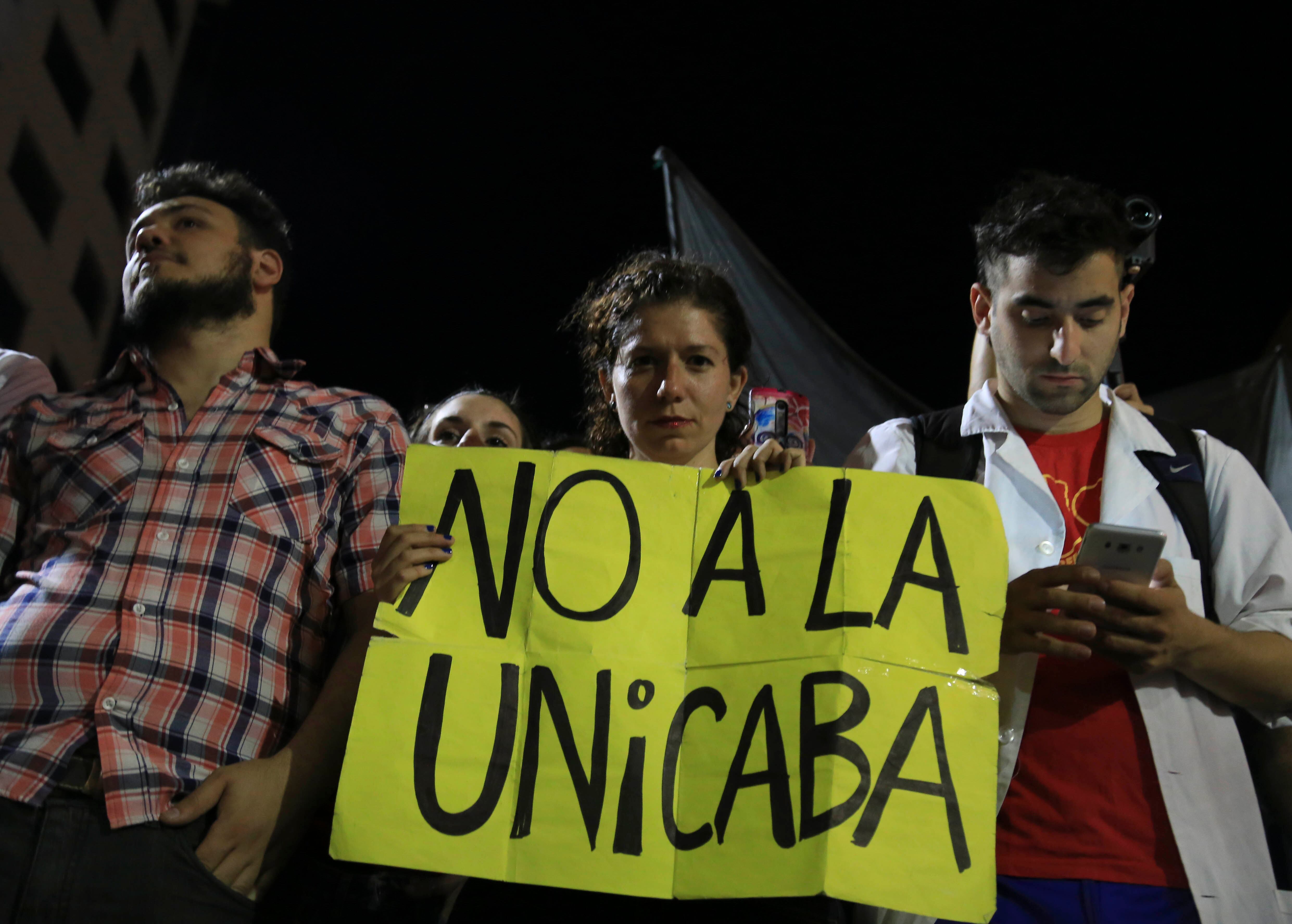 Tras la toma, los alumnos firmaron un acta que certificaba el buen estado del edificio.