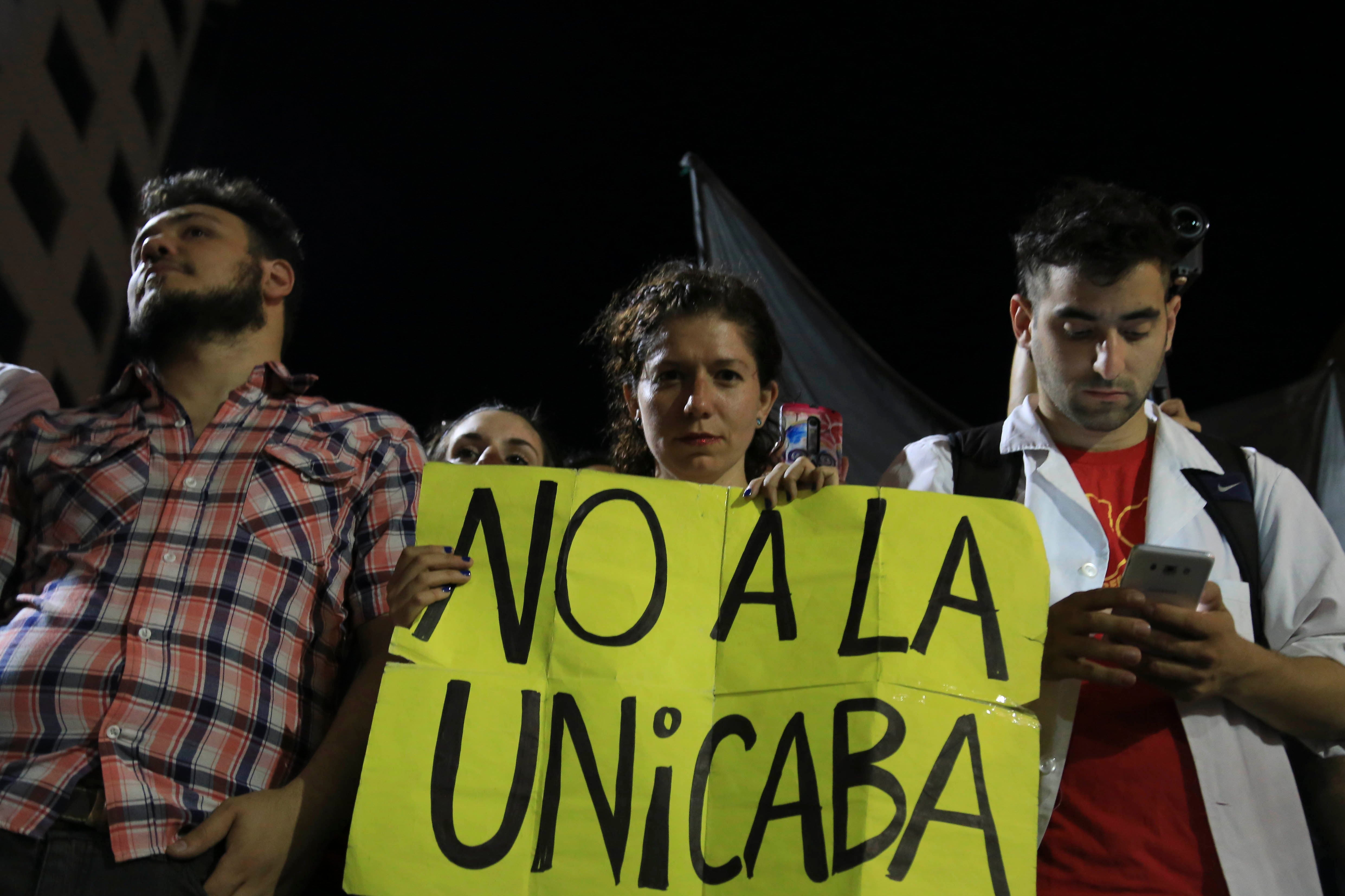 Tras la toma, los alumnos firmaron un acta que certificaba el buen estado del edificio.