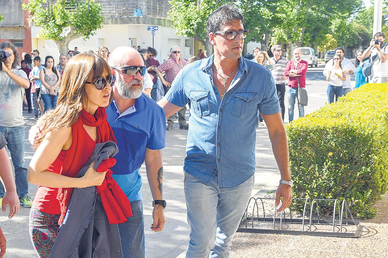 Sergio Maldonado, hermano de Santiago, antes de ingresar a la sala velatoria en la localidad de 25 de Mayo.