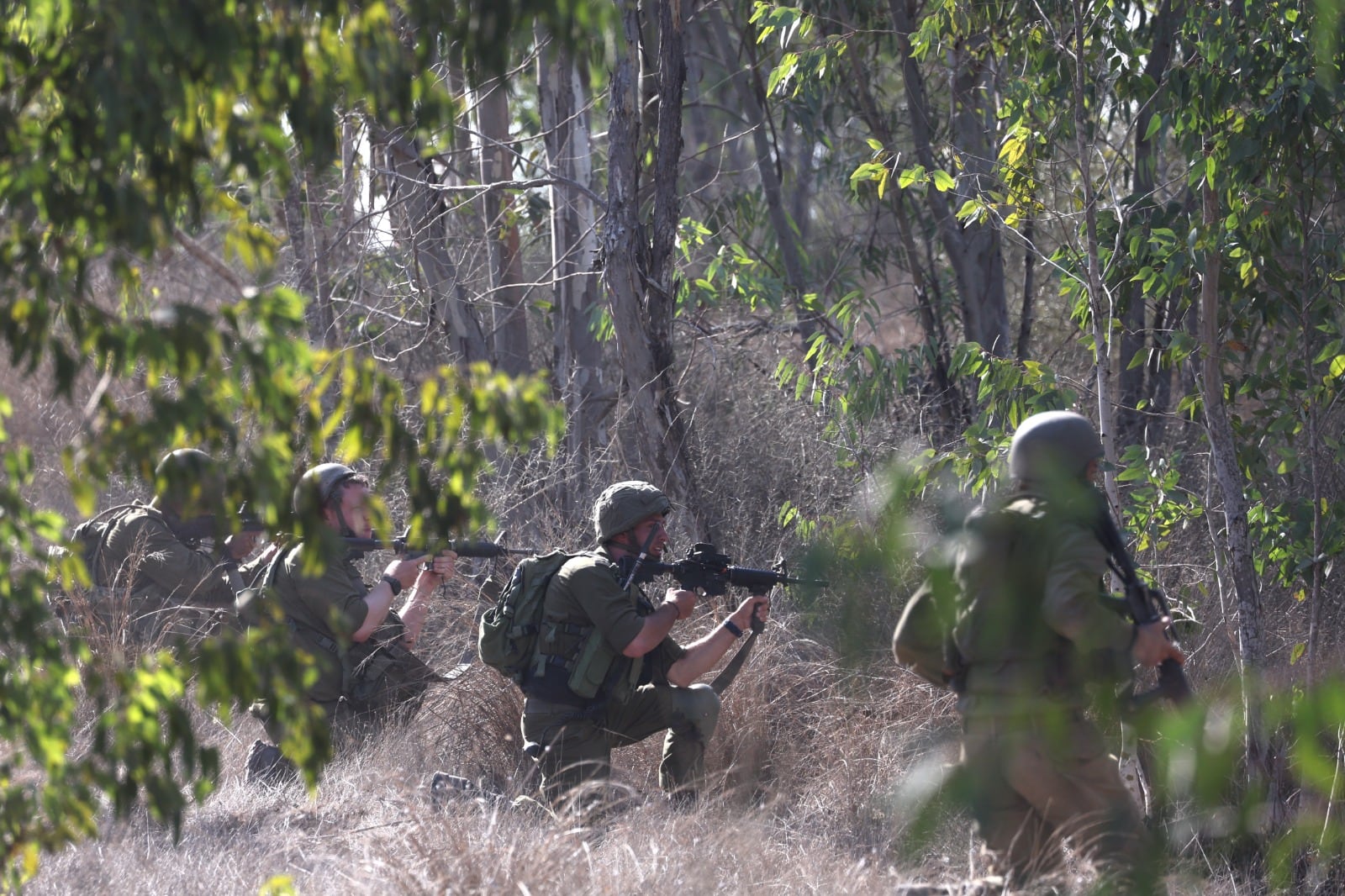 Soldados israelíes patrullan a lo largo de la frontera con el sur de Gaza.