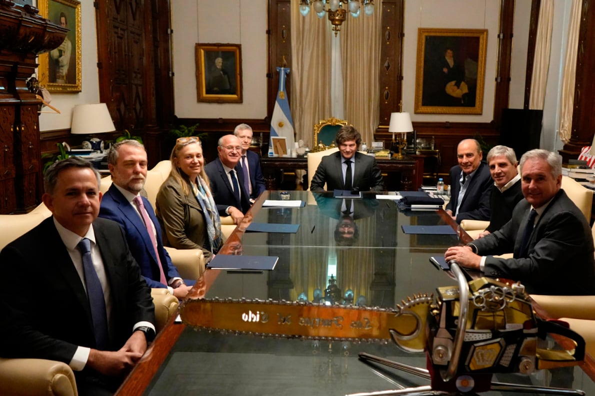 Milei, Caputo y el presidente del BID, Ilan Goldfajn, en Casa Rosada.