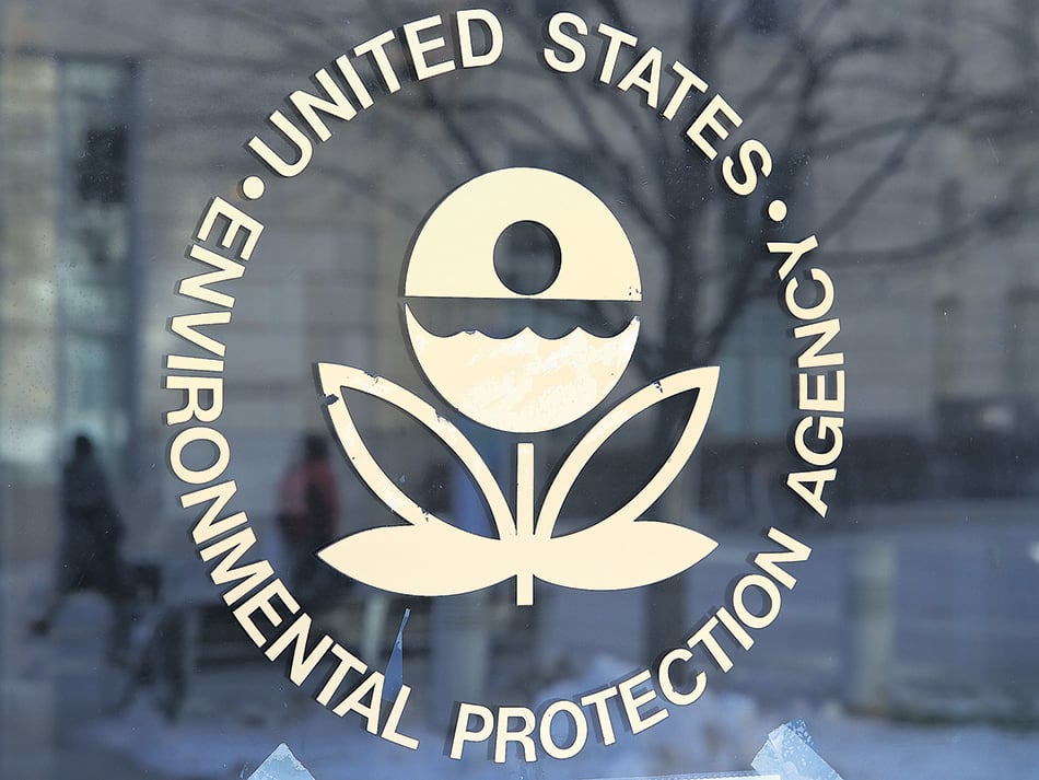 El logo de la agencia medioambiental nacional estampado en su edificio de Washington.