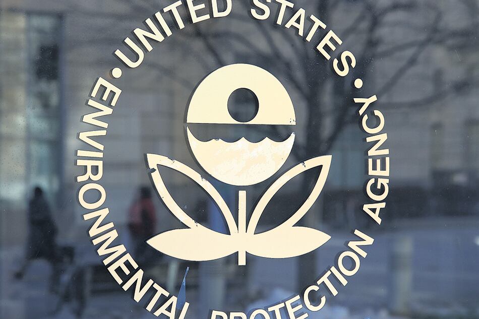 El logo de la agencia medioambiental nacional estampado en su edificio de Washington.