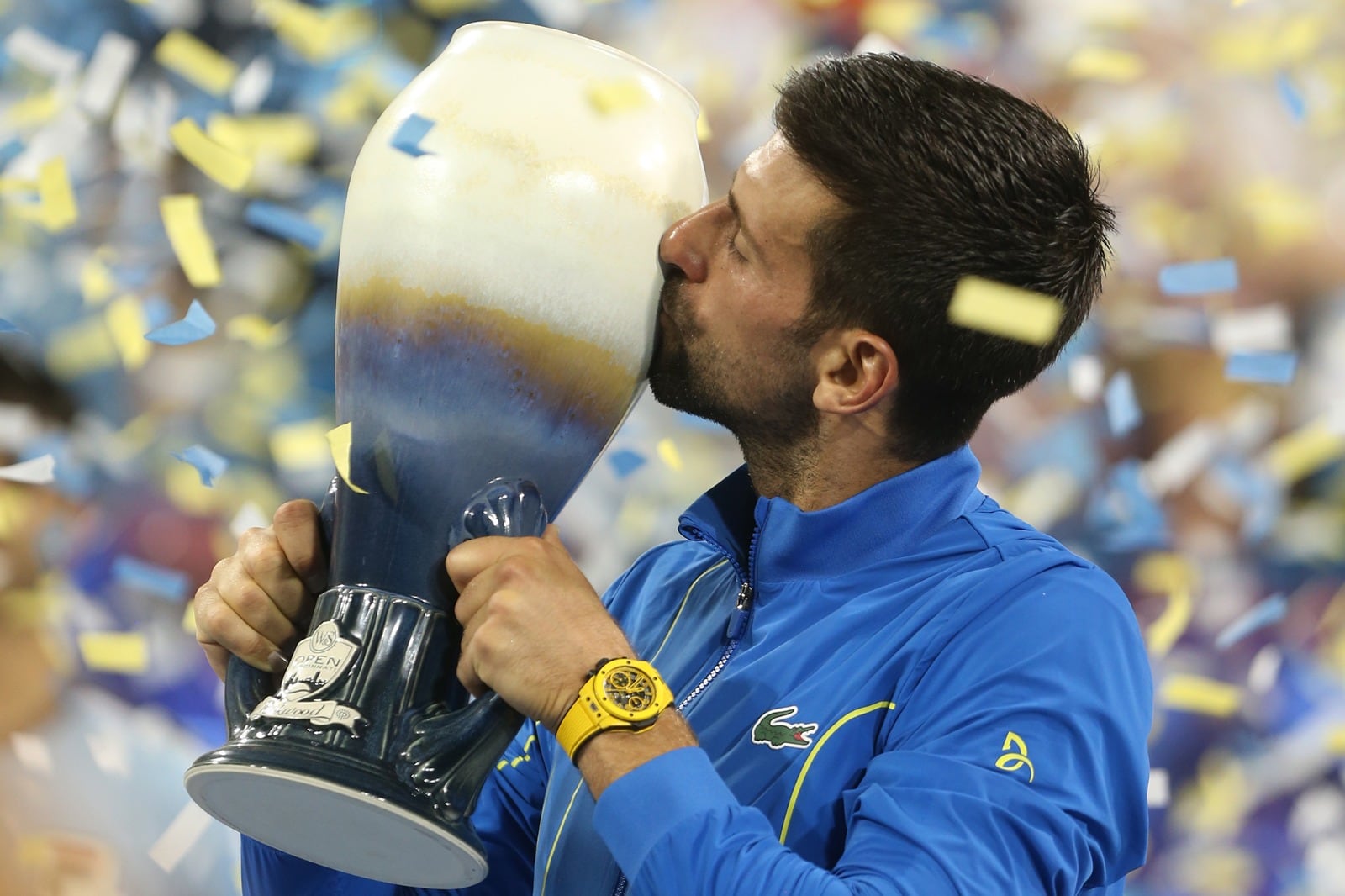 El serbio Djokovic besa el trofeo ganado en Cincinnati