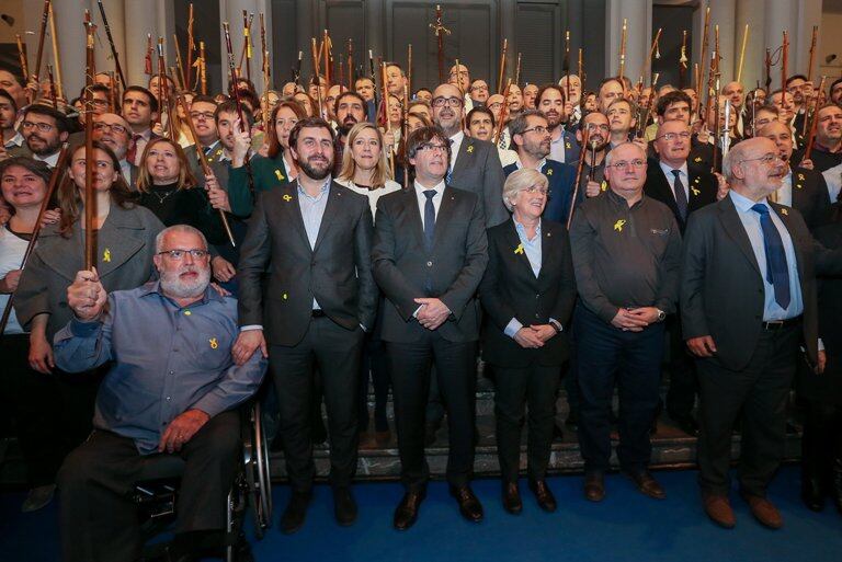 Puigdemont, sus ministros y los 200 alcaldes, que blanden sus bastones de mando.