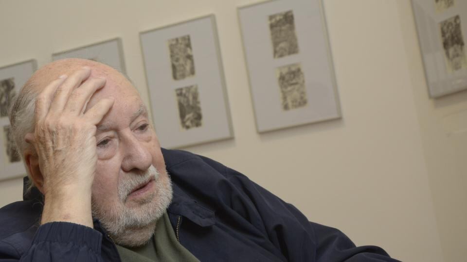 En 1982 recibió el Premio Konex de Platino como el más importante pintor surrealista de la historia en Argentina.