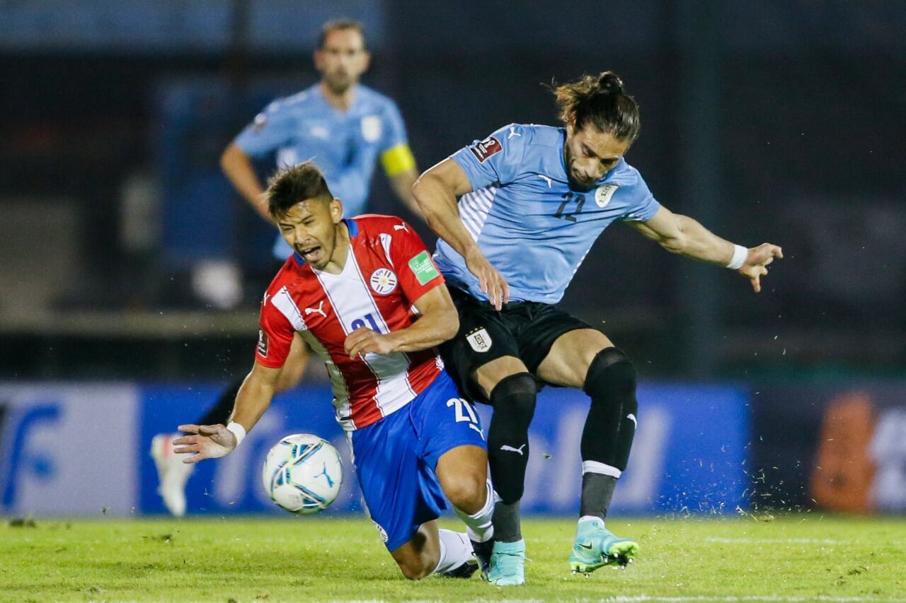 Romero y Cáceres pelean por la pelota, una pintura de lo que fue el duelo en el Centenario