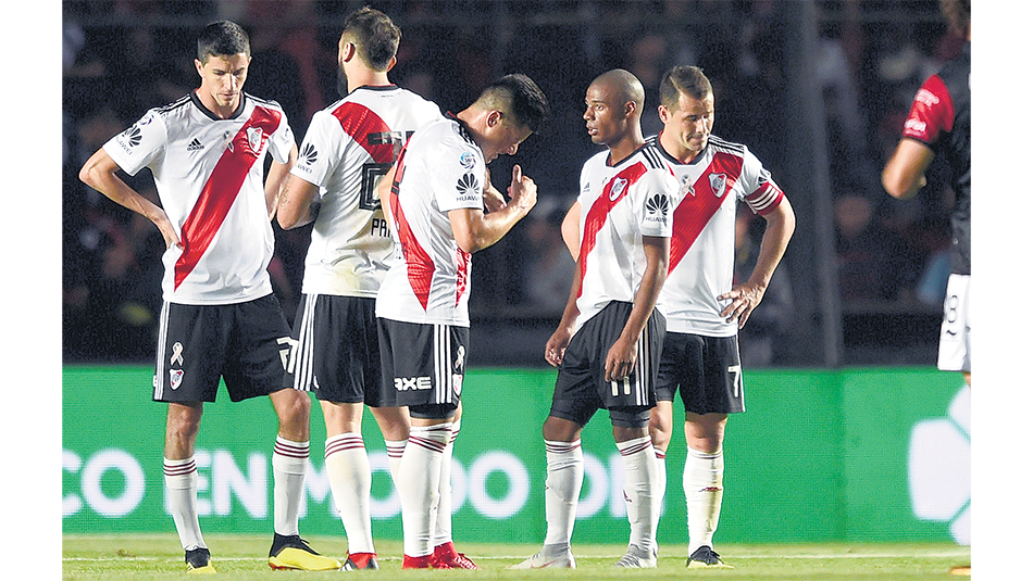 Caras largas en busca de respuestas. River perdió su racha invicta ante Colón.