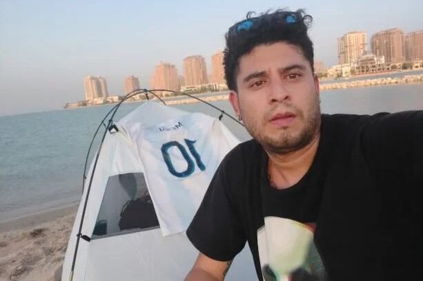 El argentino que duerme y pide comida en las calles de Qatar para ver el Mundial. Imagen: @elpelucanosabee.