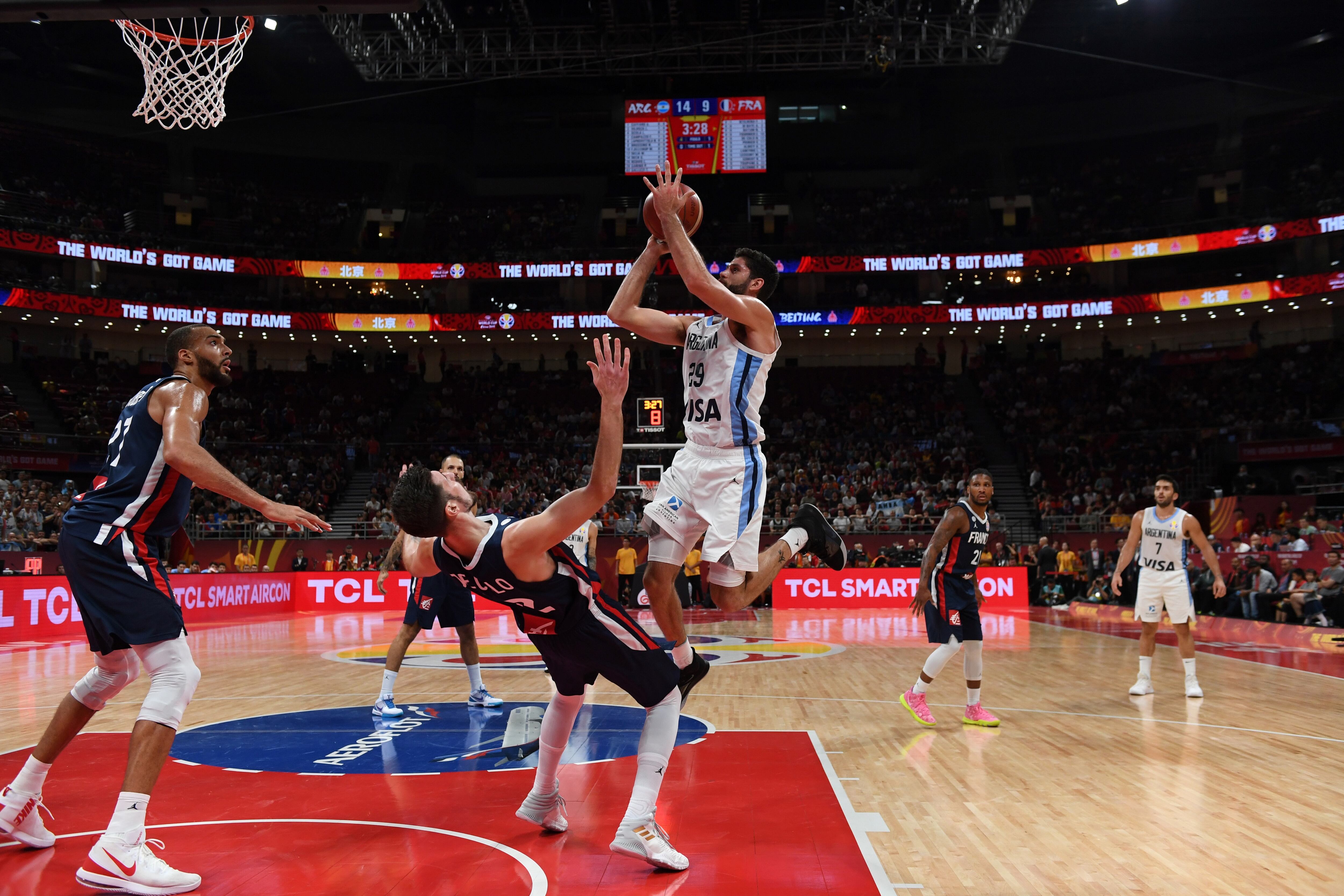 Garino se eleva para sacar el tiro en la pintura.