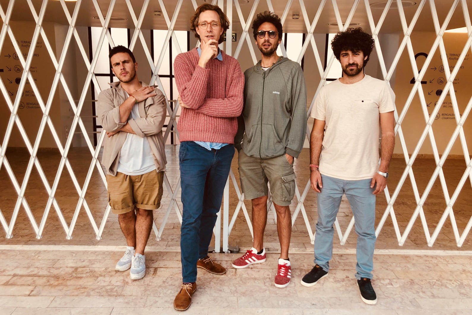 El trotamundos Erlend Øye junto a la banda que formó en Siracusa.