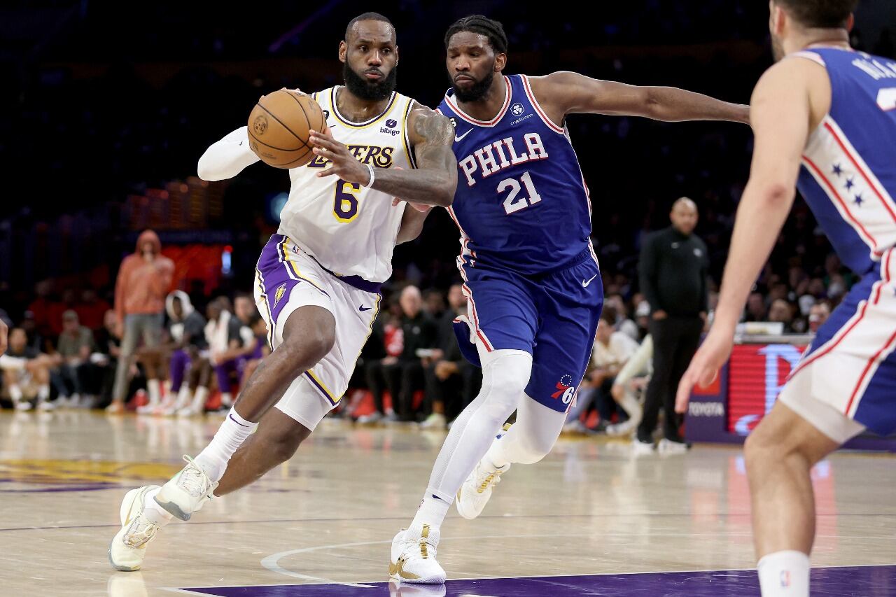 LeBron James encara ante el camerunés Joel Embiid, uno de los candidatos a MVP este año