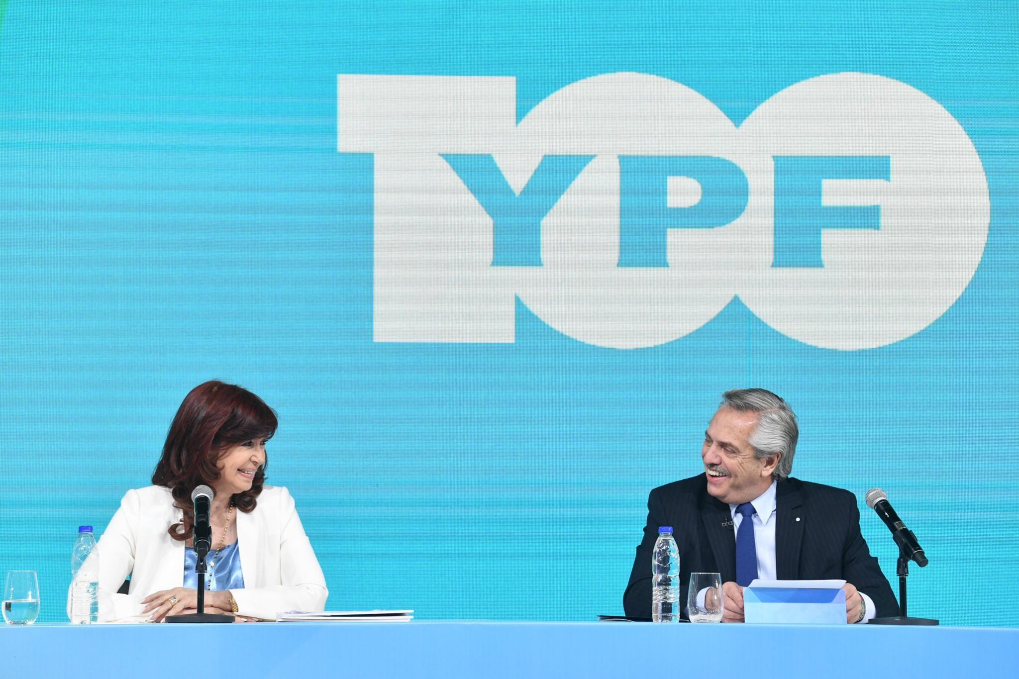 Cristina Kirchner y Alberto Fernández encabezaron el acto por los 100 años de YPF. Imagen: @Alferdez.