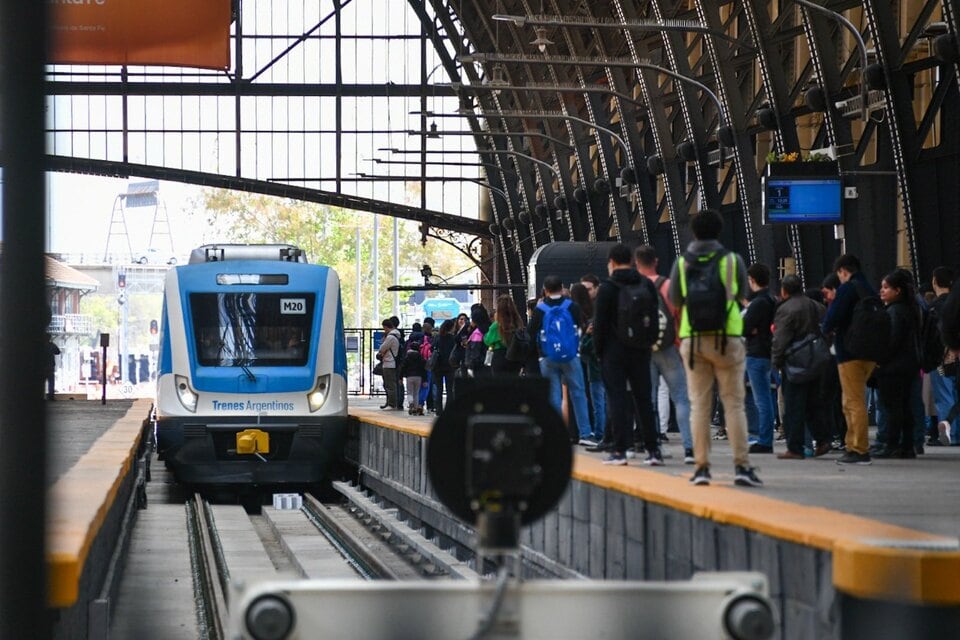 Trenes: reducen servicios de los ramales Mitre y Sarmiento. 