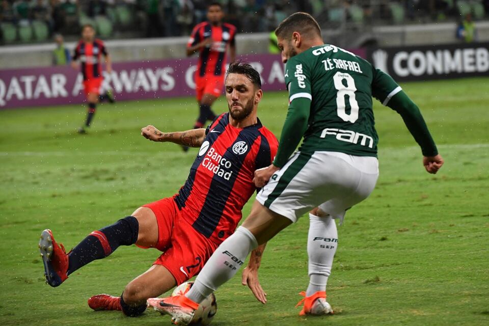 Gonzalo Rodríguez va al piso durante un duelo de Copa Libertadores 2019 vs. Palmeiras.
