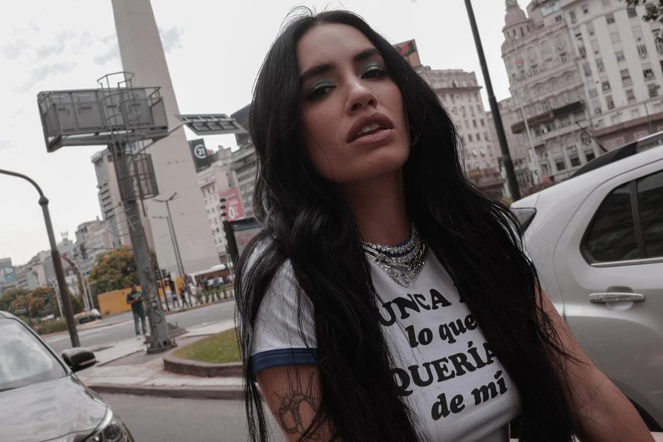 "Nunca fui lo que querían de mí, y no me importa. Siempre están los que estuvieron ahí, el resto sobra", reza el estribillo de la canción