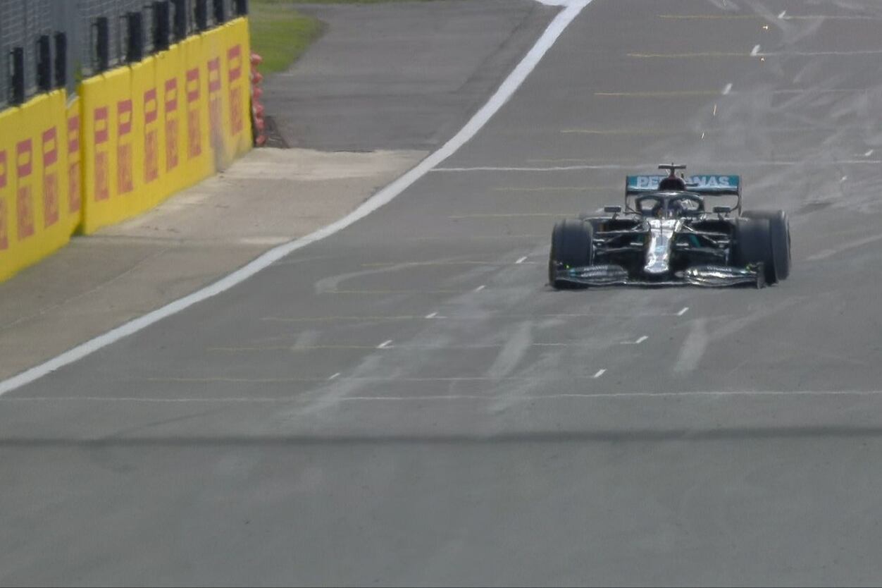 Hamilton cruza la meta con el neumático izquierdo totalmente destruído.