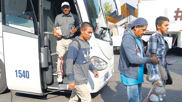 Miembros de la caravana de migrantes centroamericanos llegaban a la iglesia Nuestra Señora de la Asunción, en Puebla.