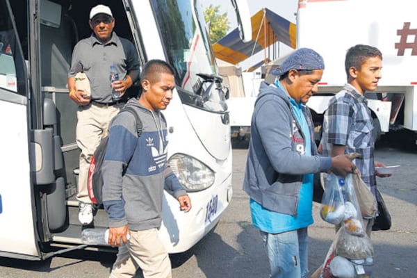 Miembros de la caravana de migrantes centroamericanos llegaban a la iglesia Nuestra Señora de la Asunción, en Puebla.