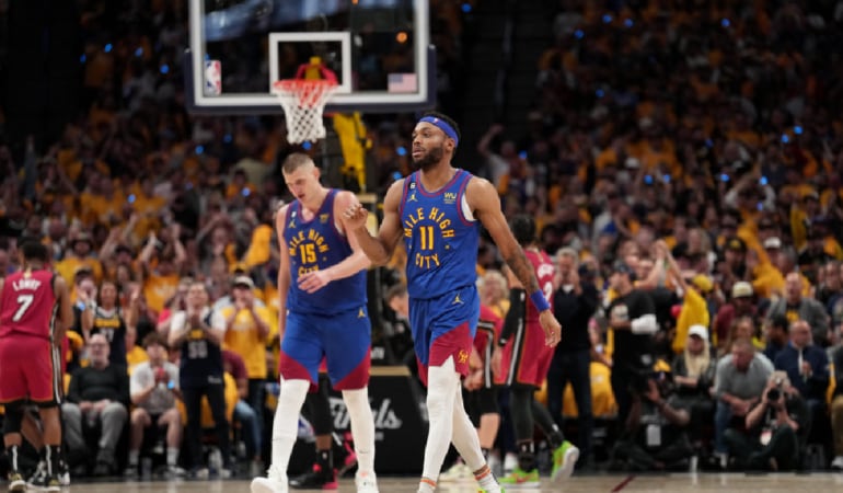 Bruce Brown, sexto hombre y pieza clave en Denver. Detrás suyo, el serbio Nikola Jokic, mejor jugador de la NBA desde hace rato