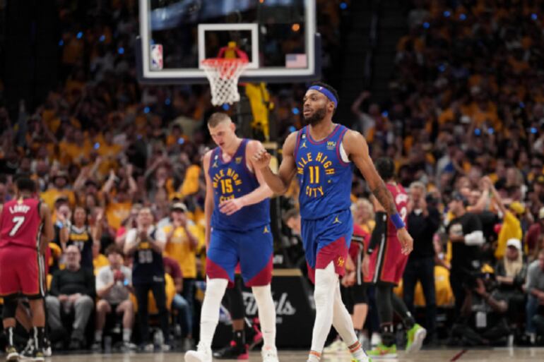 Bruce Brown, sexto hombre y pieza clave en Denver. Detrás suyo, el serbio Nikola Jokic, mejor jugador de la NBA desde hace rato