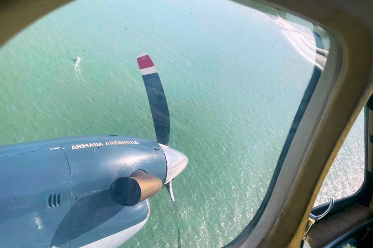 La Armada sumó una aeronave B-200 a las tareas de búsqueda. Imagen: Armada Argentina.