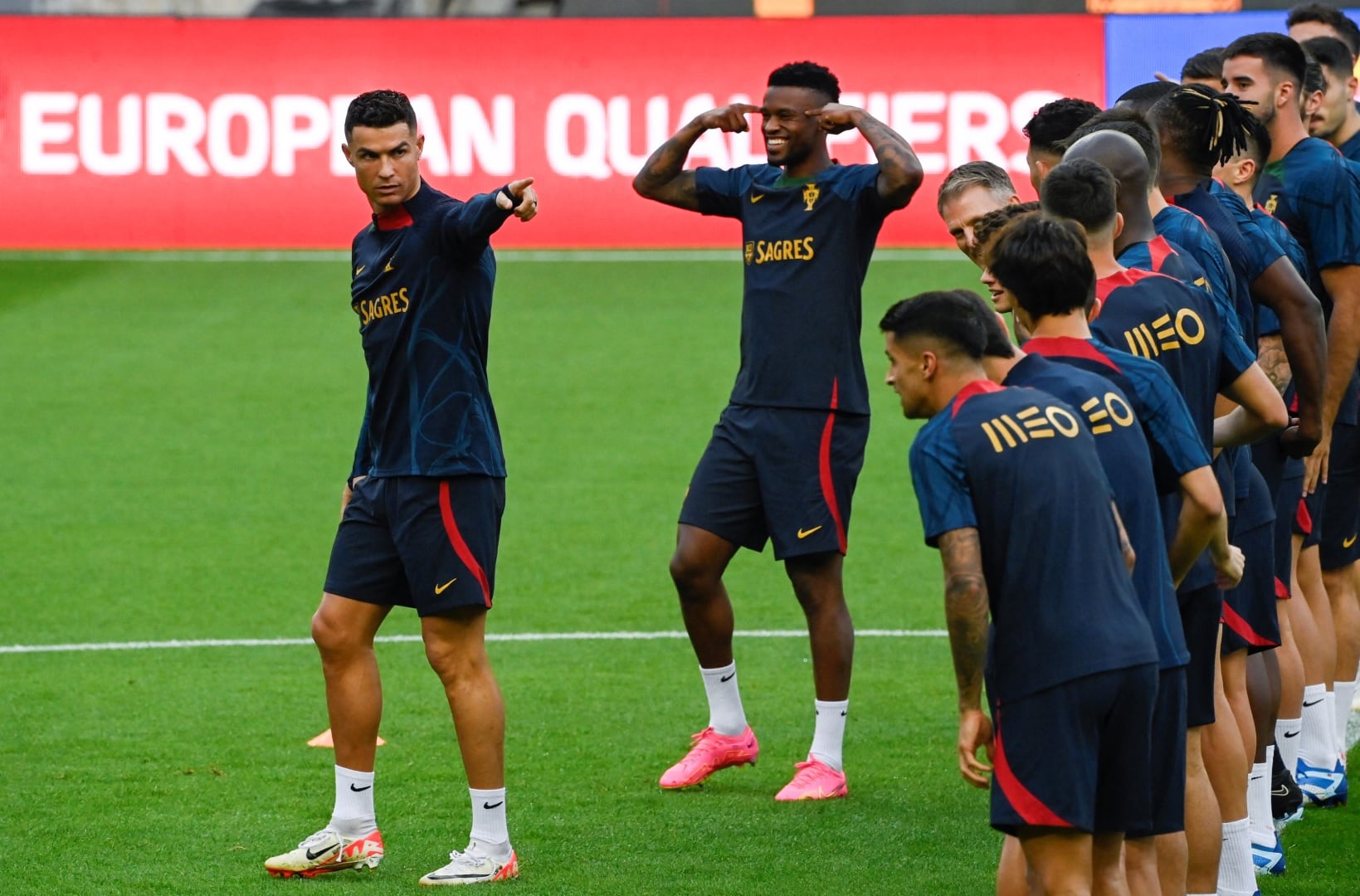 Cristiano Ronaldo se divierte en la práctica de Portugal