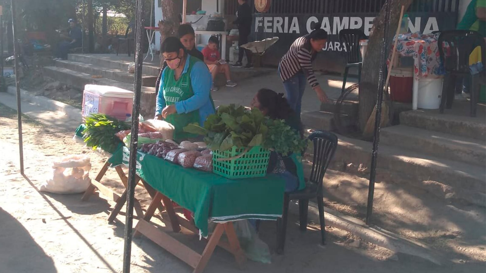 Los feriantes en las afueras del predio durante el fin de semana 