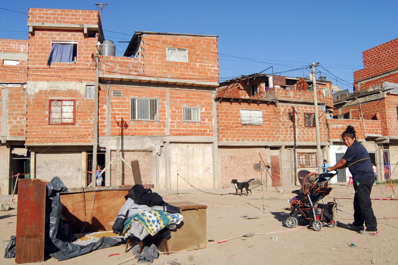 El barrio venía preparándose para la situación en un Comité de Crisis, a pesar de las dificultades de mantener una cuarentena en el asentamiento.