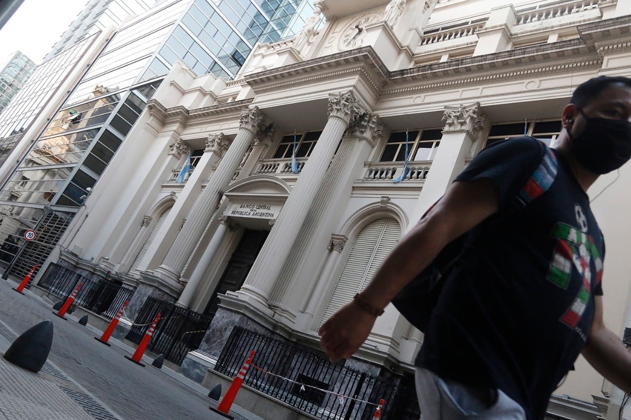 El Banco Central contrata venta futura de divisas para atenuar expectativas de suba