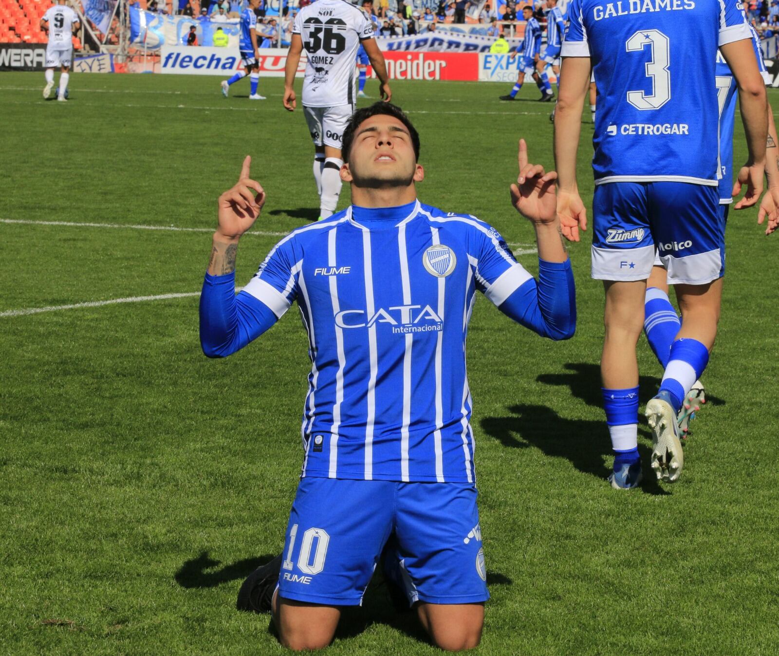 López Muñoz festeja el único gol en Mendoza
