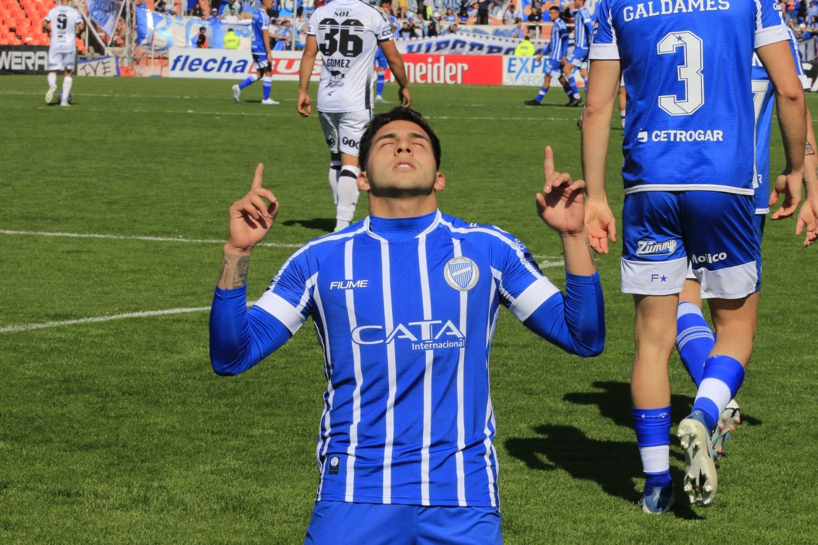 López Muñoz festeja el único gol en Mendoza