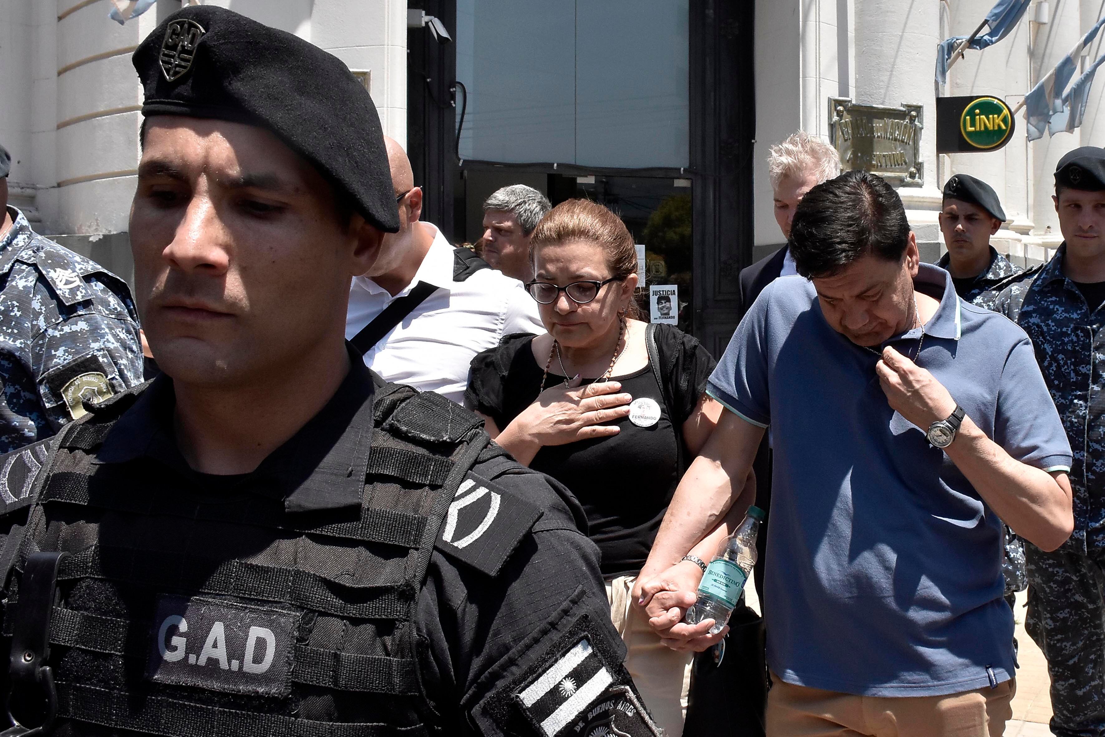 Los padres de Fernando Báez Sosa al salir de los tribunales de Dolores luego de finalizada la jornada 12 del juicio (Foto: NA).