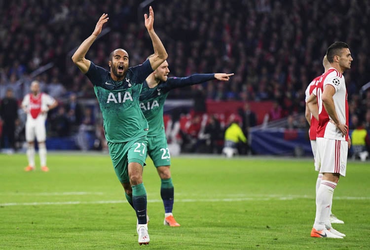 Lucas Moura celebra el primero de sus tres goles.