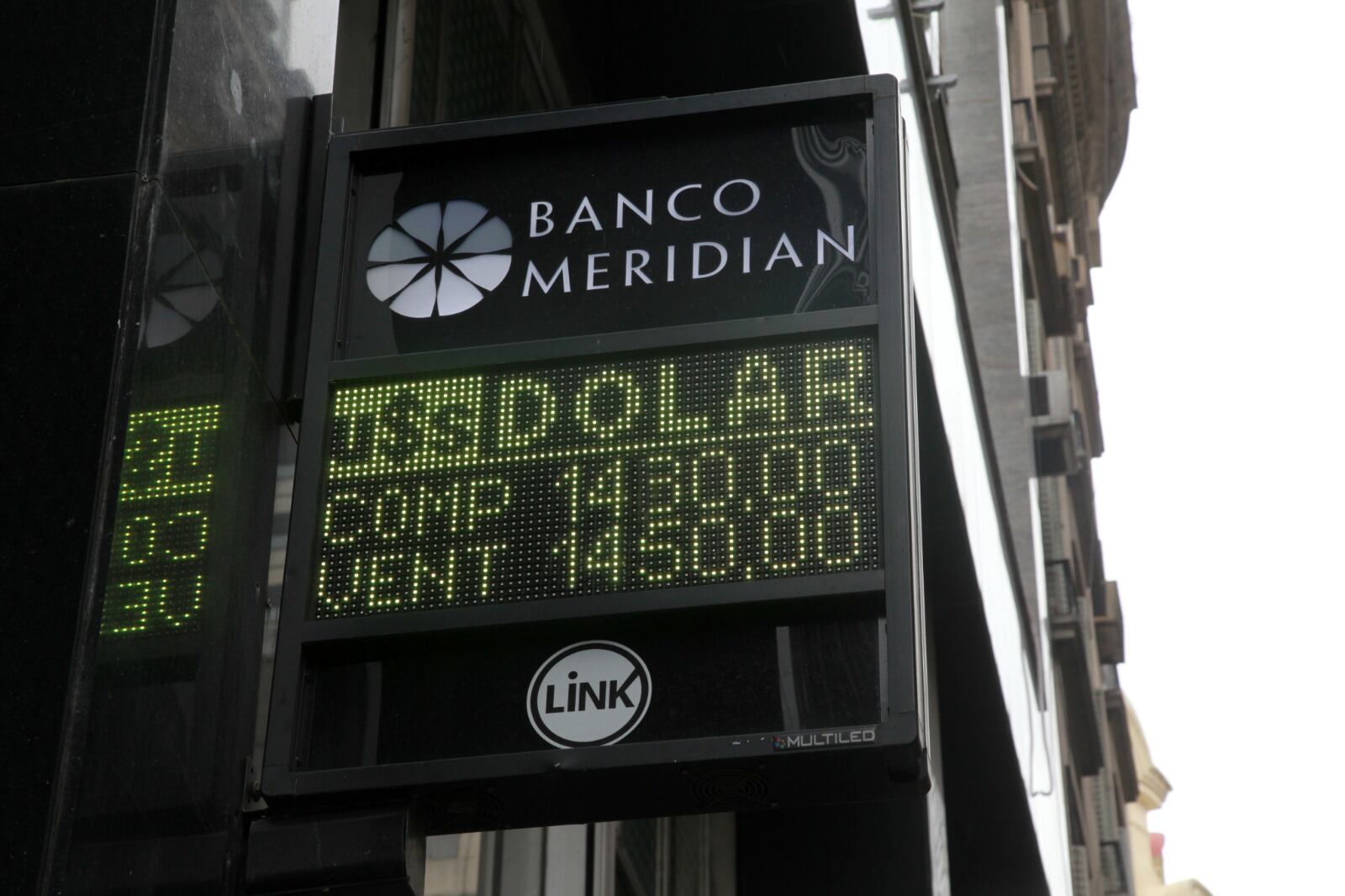 Lentamente, vuelven a trepar los dólares