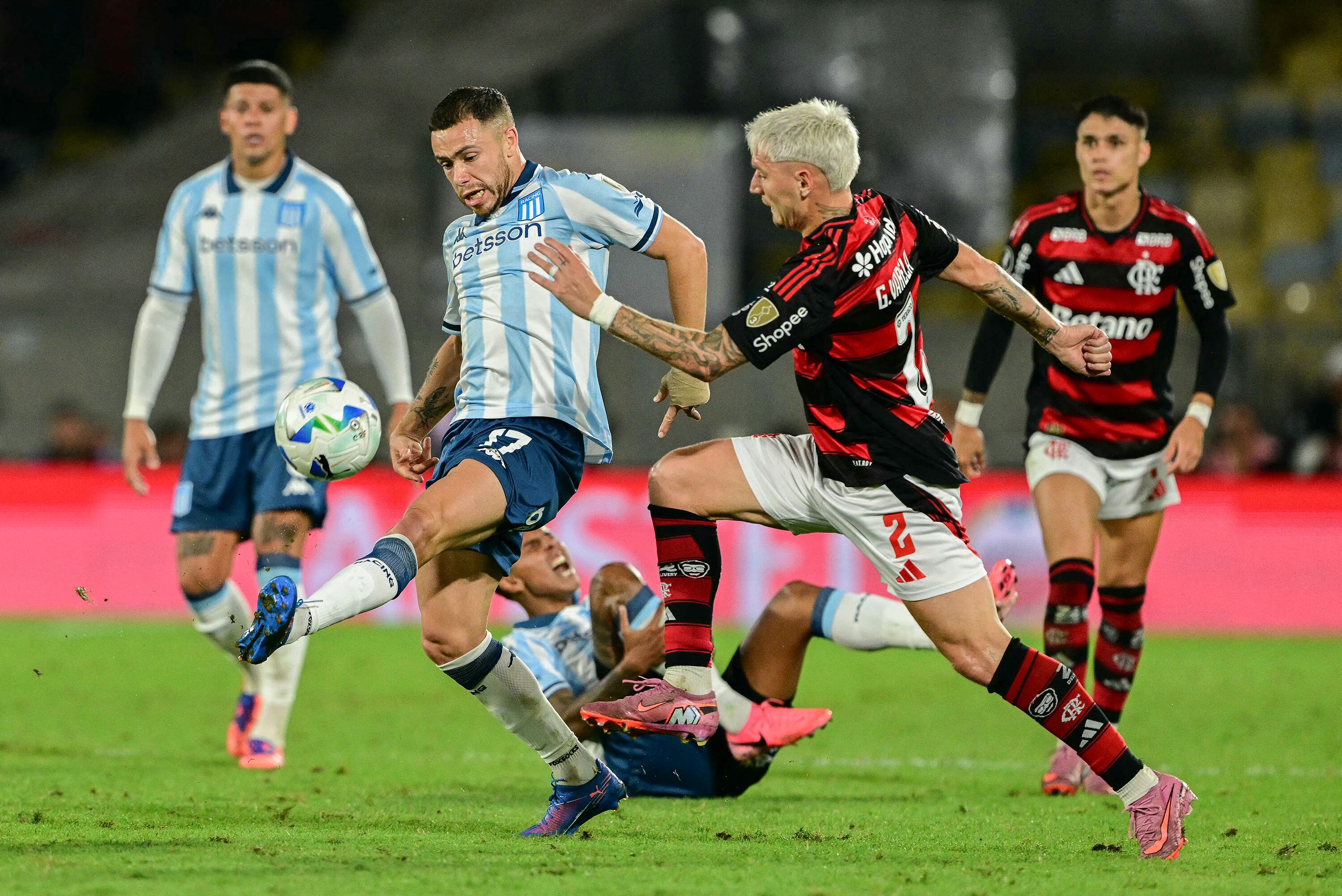 Conechny intenta, Rojo mira y Almendra sufre desde el piso.