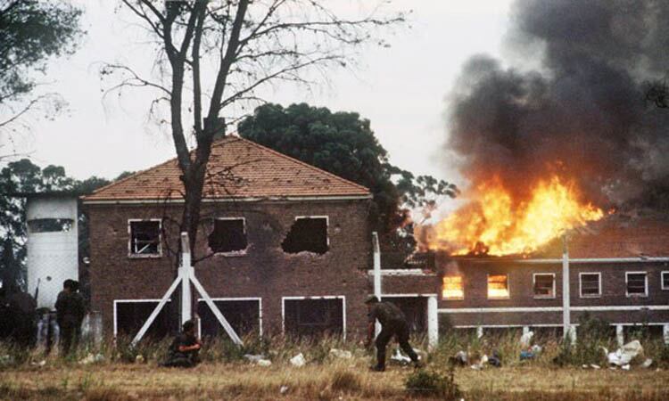 La Tablada en llamas el 23 de enero de 1989.