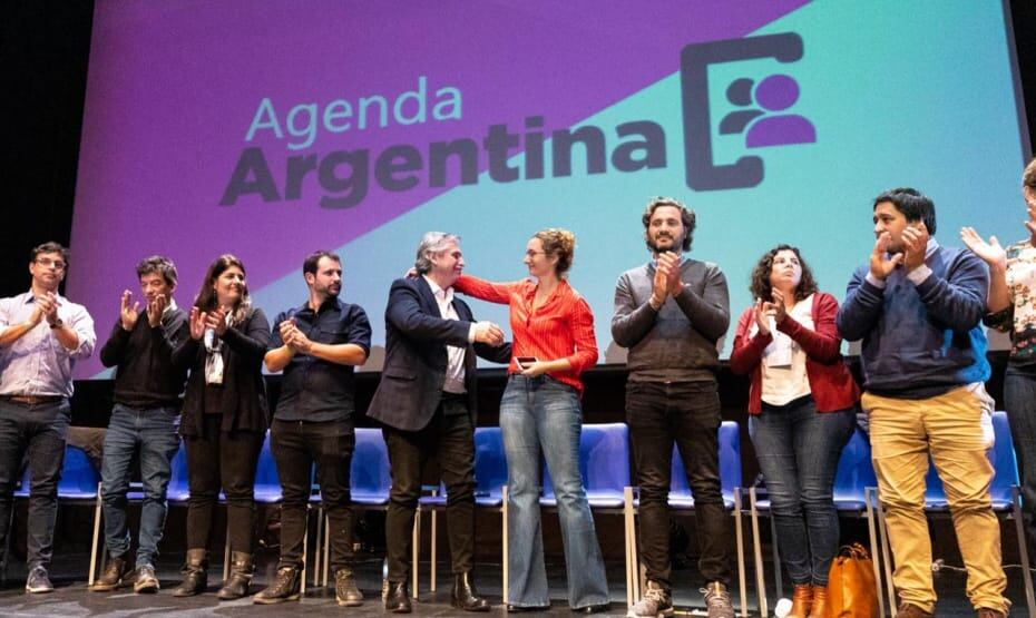 El Presidente Fernández hizo el prólogo el libro que llega a Rosario.