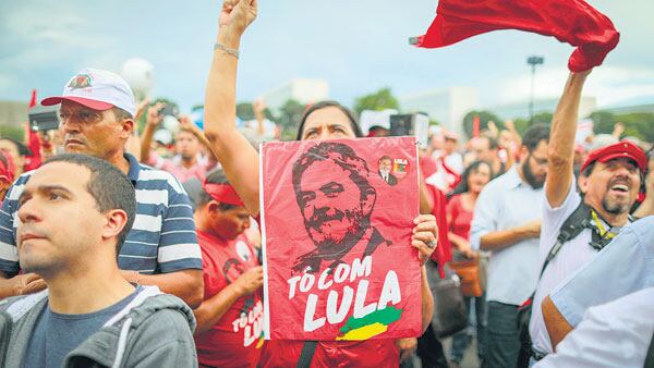 Los simpatizantes de Lula piden la liberación del candidato más popular de Brasil.