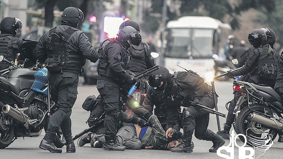 Ocho personas fueron detenidas, entre ellas dos menores de 14 y 17 años, y cuatro manifestantes terminaron en el hospital.