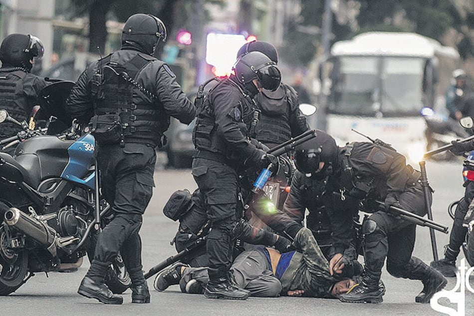 Ocho personas fueron detenidas, entre ellas dos menores de 14 y 17 años, y cuatro manifestantes terminaron en el hospital.