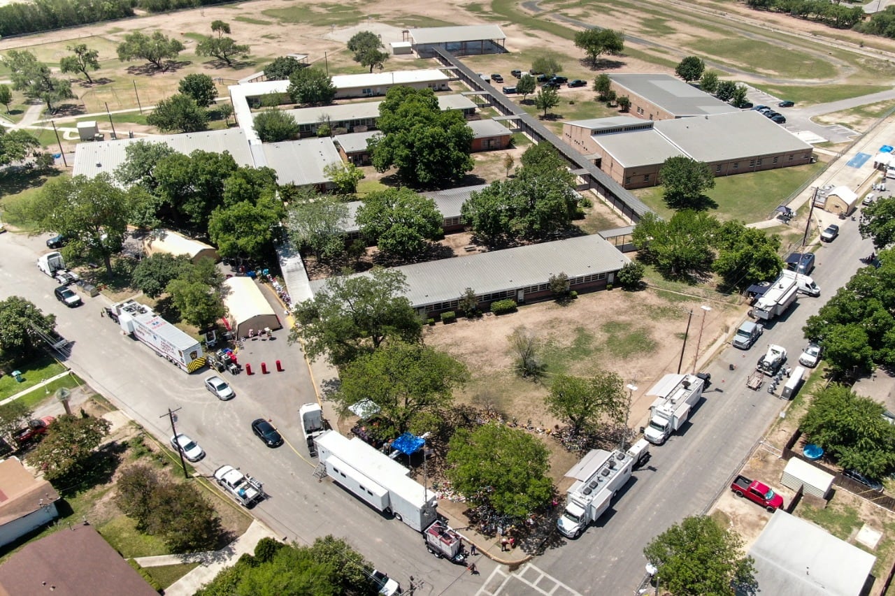 Una fotografía tomada por un dron muestra la escena posterior al tiroteo masivo en la Escuela Primaria Robb en Uvalde, Texas.