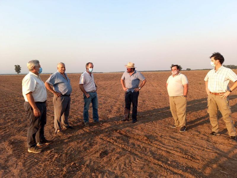 El ministro De los Ríos, con productores de Anta. 