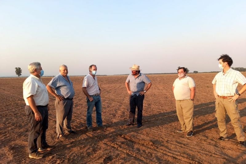 El ministro De los Ríos, con productores de Anta.