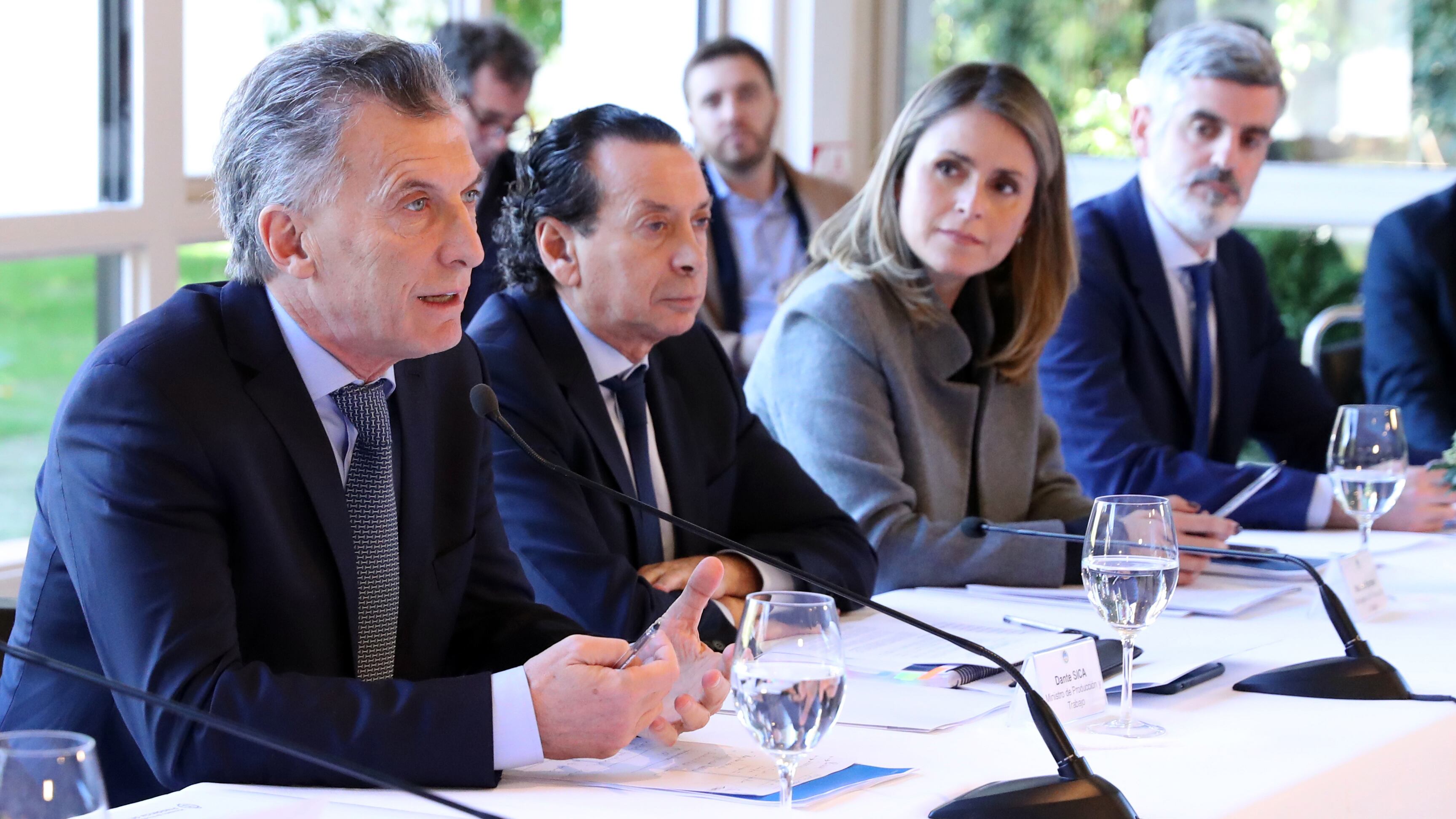 El presidente Mauricio Macri junto al ministro Dante Sica, en la reunión con empresarios.