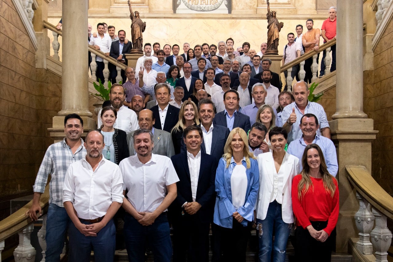 Gobernador Axel Kicillof con las y los intendentes bonaerenses.